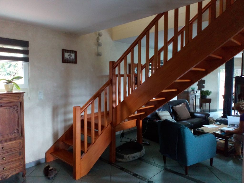 Escalier traditionnel avant changement par Escalier suspendu de l'Atelier du bois Escalier traditionnel avant changement par Escalier suspendu de l'Atelier du bois